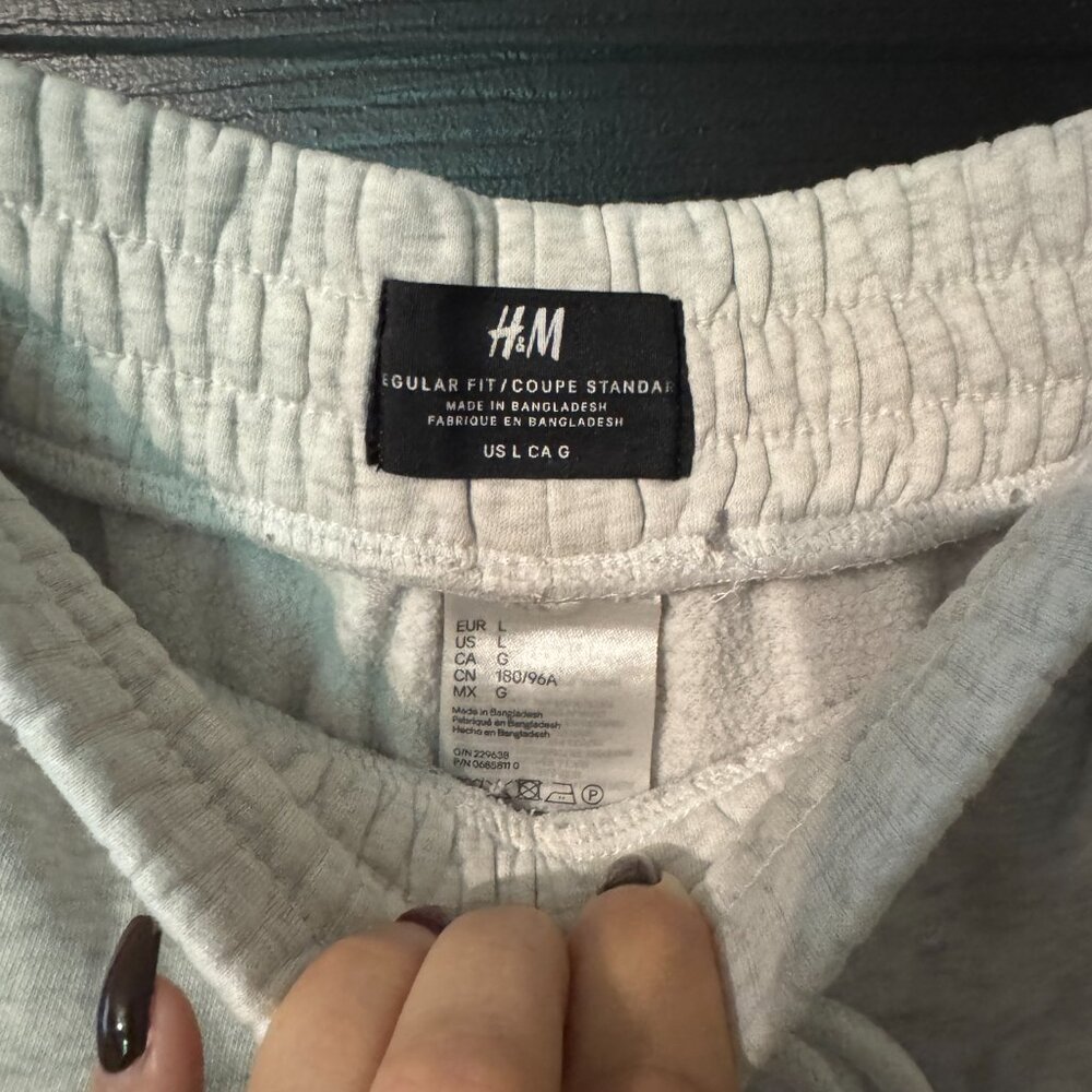 H&M Regular Fit Women's Shorts - Picture 2 of 3